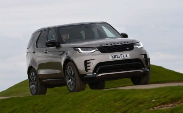 Ако искате да транспортирате седем души комфортно и вашият маршрут вероятно ще ви отведе до планини и полета, както и до магистрали, малко автомобили ще бъдат толкова подходящи за пътуването, колкото Discovery. Освен че можете да стигнете почти навсякъде, той също е удобен и отвътре. Този дизелов двигател обаче има недостатък и той е в разхода на гориво, който е по-голям от този на конкурентите.