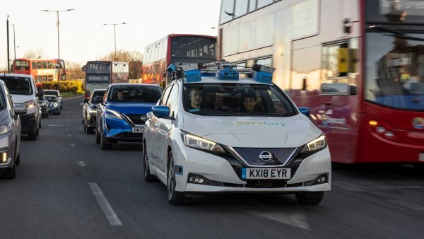 За автономното шофиране се говори от доста време. Някои производители все още вярват в него, други изглежда, поне временно, са се отказали да го развиват. В момента започват да се появяват първите примери от ниво 3, т.е. с ограничени възможности за управление на волана, спирачката и газта. Изкуственият интелект може да бъде истинският фактор, който променя играта.

Автомобили, способни да се управляват сами благодарение на все по-усъвършенствани и прецизни сензори (радар, камери, лидар), чиито данни се обработват в реално време от AI, способен да взема решения в различни сценарии. От градски трафик до дълги пътувания по магистрала. Системи, способни да се учат от време на време, за да се адаптират по-добре към различни ситуации. И с функции за прогнозиране, базирани на информация от сателитната навигация или външни източници.

Разбира се, остават открити въпроси като отговорността в случай на злополука и изборите, които AI ще трябва да направи в случай на опасност. В някои държави това вече е решено, но те все още са малко.

