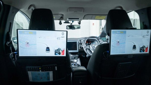 Днес сме свикнали да се качваме в автомобили, оборудвани все по-многобройни и големи монитори. Дигиталните инструменти, екраните за пътниците отпред и отзад, както и хед-ъп дисплеите с добавена реалност са част от настоящето, а в бъдеще ще бъдат още по-умни благодарение на изкуствения интелект.

Същото се отнася и за усъвършенстваните гласови асистенти - DS вече опитва с интегрирането на ChatGPT в своите модели, способни да извършват сложни действия за управление на всеки аспект на автомобила, дори автоматично, с по-плавни и по-ефективни взаимодействия. 

Също така в този случай софтуерът ще може да се развива с течение на времето, научавайки кои музикални песни да се възпроизвеждат в зависимост от това кой шофира. Актуализациите OTA (по въздуха) също ще станат още по-прецизни и точни и ще позволят на автомобила винаги да е в крак с времето.