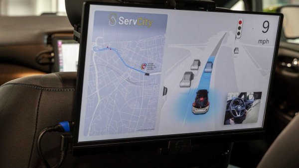 Живеем в свят на акроними и един от най-широко използваните в технологиите е IoT - интернет на нещата. Това е акроним, който идентифицира всеки обект, свързан към мрежата. Не само смартфони, но и домакински уреди, осветление, алармени системи и автомобили. Глобална мрежа за комуникация с всичко около нас, благодарение разбира се на изкуствения интелект.
IoT е това, на което се основават интелигентните градове, където светофари, сгради и превозни средства са свързани и си &bdquo;говорят&ldquo; помежду си. Колектор на информация, която трябва да се сортира, за да се избегнат задръствания и катастрофи. Нещо като обобщение на четирите точки, споменати по-горе - само с автомобили, способни да се управляват сами и с усъвършенствана информационно-развлекателна система, те могат да позволят раждането на градове, способни да се управляват сами чрез AI.

Превозни средства, които комуникират с други превозни средства (говорейки за акроними, в случая това са V2V, Vehicle To Vehicle), за да сигнализират за тяхното присъствие или препятствия по пътя, светофари, които предвиждат задействането на червената светлина и т.н. Всички се управляват от сложен софтуер и могат да се адаптират според условията.



