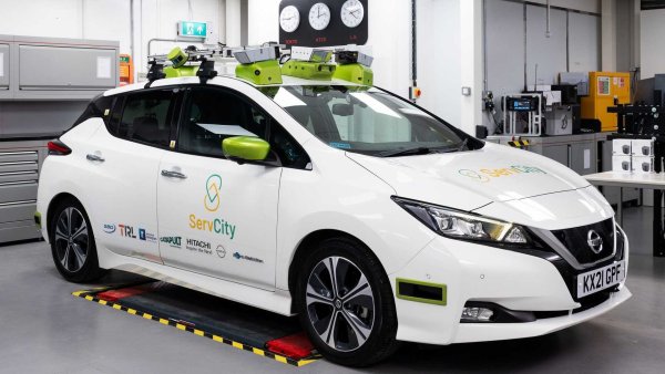 Обхванатите досега се намират на границата между науката и научната фантастика. Това са развиващи се технологии, понякога все още незрели, но които са част от плановете на производителите и големите технологични компании. Но както ни учат стотици и стотици холивудски книги и филми, изкуственият интелект също крие рискове.

Със сигурност няма нужда да се страхувате от бунта на машините, но разчитането на все по-сложен софтуер не винаги решава проблемите. Понякога дори ги създава. Един от проблемите е този за киберсигурността - милиарди данни, които пътуват в мрежата, трябва да бъдат бронирани и защитени от хакери. Рискът е не само личните ви данни да попаднат в ръцете на престъпници, но превозното средство да бъде откраднато или - това е краен случай - вече да нямате контрол над него, защото някой дистанционно е успял да влезе в системата, за да управлява кормилното управление, газта и спирачката.

Поради тази причина през 2021 г. беше създаден стандартът за киберсигурност за автомобили, наречен ISO 21/434, който да ръководи производителите при разработването на сигурни и устойчиви на проникване системи.


