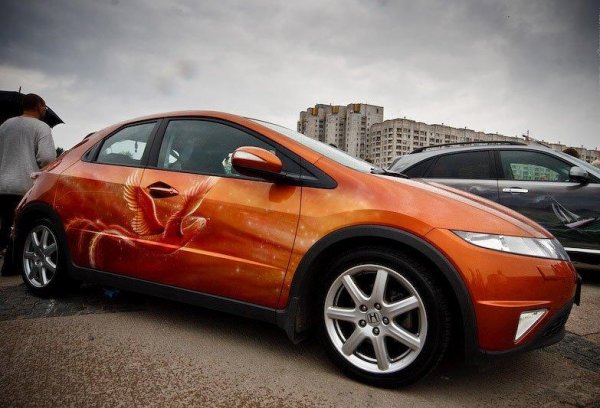 Снимки от фестивала "AEROграфии", който се провежда ежегодишно в Санкт Петербург. На него могат да се видят едни от най-интересните, изрисувани автомобили в Русия.