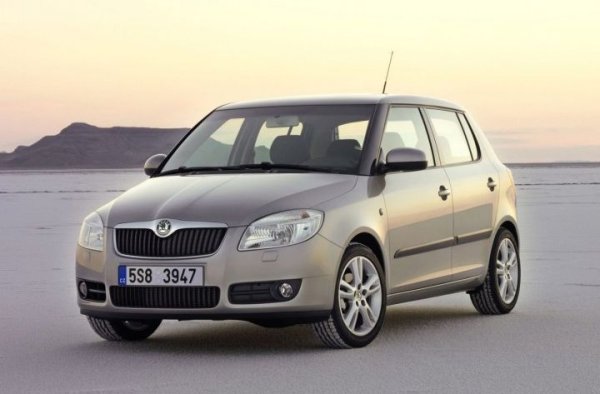 Второто поколение на Skoda Fabia (2007-2014 година) също получи такава трансмисия, като тя е съчетана с 1,6-литров двигател със 105 к.с. с. Тази комбинация е една от най-популярните на пазара, като при нея проблемите са идентични с тези на VW Golf и VW Polo, за които вече стана дума.

Същата скоростна кутия се поставя и на Skoda Octavia (II поколение), както и на първата генерация на Seat Leon, тъй като Volkswagen отдавна използа едни и същи агрегати за различни модели на своите марки. След 2008 г. обаче трансмисията Volkswagen 02T се появява по-рядко, като повечето проблеми по нея са отстранени.