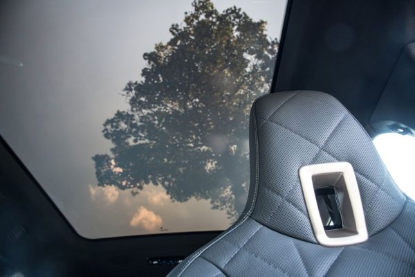 Панорамният покрив е с технология, директно заета от Rolls-Royce Phantom. Достатъчно е да натиснете бутона...