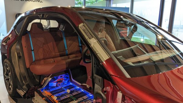 Скелетът на iX е от въглеродни влакна и високоякостна стомана