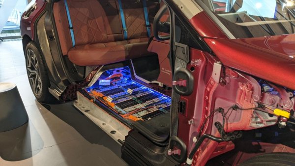 Батерията от пето поколение е по-плоска и снижава забележимо центъра на тежестта в сравнение с Х5 например