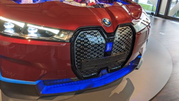 Самовъзстановяващият се капак отпред не е прищявка - той защитава радарите и останалите уреди под него. И има подгряване, за да функционира радарът и в силен снеговалеж