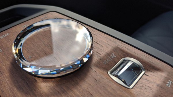 Кристалният контролер на информационната система е със сензорна повърхност - можете да пишете върху него с пръст