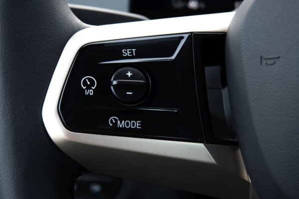 Нов подход към управлението на круиз контрола, който спестява половината бутони върху волана