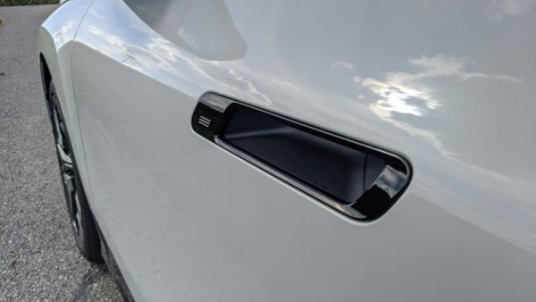 За разлика от Tesla, където ръкохватките се прибират в корпуса от малки електромоторчета, от BMW са избрали по-прост начин да подобрят аеродинамиката. С което и рискът ръкохватката да замръзне през зимата отпада