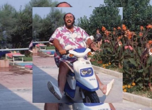 Лучано Павароти е израснал под южното слънце на Италия и обича живота във всичките му проявления. Той обича също така да се вози на мотопед, когато посещава лозята си в Пезаро. Нас снимката е в двора на селската му къща в Пезаро. 

Историята с машините на великия тенор приключва внезапно, както подобава в такива случаи. Отслабващият глас принуждава Лучано да напусне сцената. Още три дълги години той се бори с болестта, но един ден, в една топла септемврийска утрин на 2007 г., си отива от този свят.

Но истинското приятелство, което царува между Павароти и Maserati, остава живо. Автомобилният производител все още предоставя своите коли на специалния фонд на певеца, който дава старт в живота на нови таланти. Тази красива и безумно скъпа кола обслужва служителите на фонда и техните подопечни по време на концертите на &bdquo;Приятелите на Лучано&ldquo;, който се организира редовно в родния му град Модена.