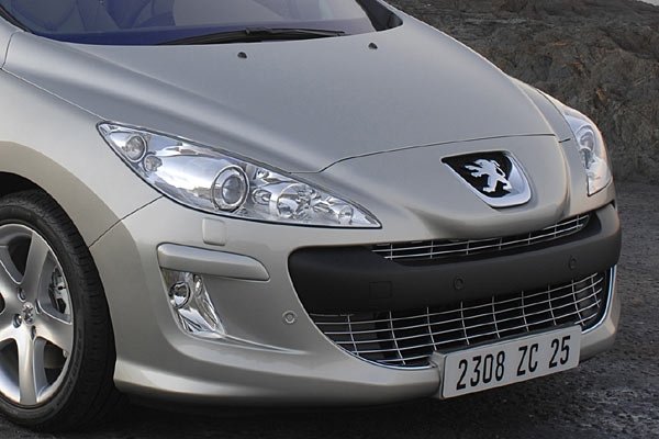 Радиаторната решетка и фаровeте цитират актуалния дизайн на марката, фаровете за мъгла са изнесени навън и са разположени вертикално