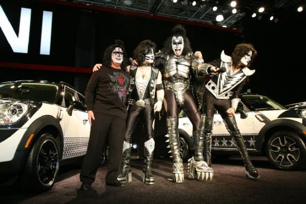 Четири Mini Countryman изрисувани в стила KISS. Създадени са с благотворителна цел за децата на Япония, пострадали от земетресението и последвалото опустошително цунами.