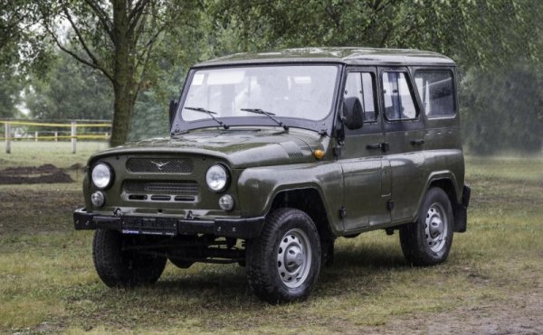 Един от най-дълго произвежданите автомобили на планетата, Хънтър не е нищо друго, освен осъвременена версия на класическия УАЗ 469, който е на пазара от 1972 - тоест вече 51 години. И тук двигателят е 2.7-литров бензин, съчетан с петстепенна ръчна трансмисия. 