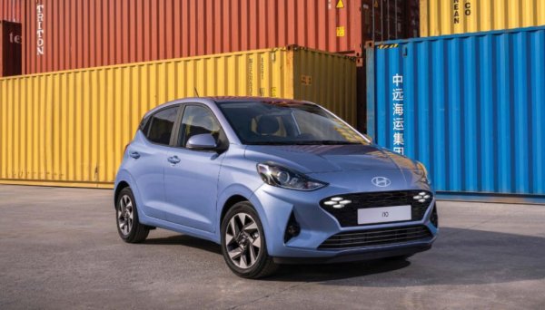 Към момента най-евтиният нов автомобил у нас (без да броим разни електрически четириколки) е Hyundai i10, който започва от 26 900 лева във версията с еднолитров мотор, 67 конски сили и ръчни скорости. Базовата Dacia Sandero е с 90 лева по-скъпа от него. 

