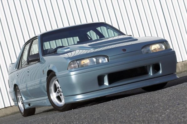 Това е може би един от най-лудите модели на Holden, правени някога. Commodore SS SV е хомологационната версия на състезателния автомобил за група А. Заради необичайния си аеродинамичен комплект той получава много имена: от Waukee (в чест на състезателния екип на Tom Walkinshaw Racing, който пилотира такива коли) до Batmobile (по очевидни причини). Атмосферният V8 двигател развива 259 конски сили и ускорява седана от място до 100 км/ч за 6,2 секунди. А през 1990 г. състезателната версия на Commodore побеждава "Годзила" Skyline R32 в състезанието Bathurst 1000. Такава препоръка си заслужава.