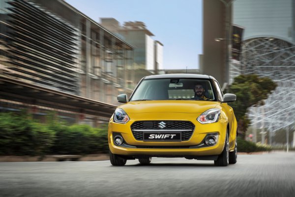 Малко вероятно е, дизайнерите на японската марка, рисувайки облика на актуалното поколение на Suzuki Swift, да са имали намерение да придадат усмивка на въздухозаборника на предната броня. Но пък и няма как да се отрече, че тя наистина е там.
