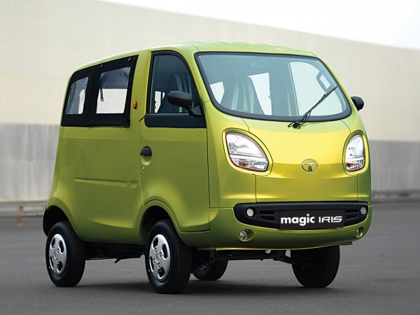 Формата на главната оптика на миниатюрния индийски модел няма нужд от каквито и да е пояснения и коментари. Най-вероятно това се дължи на размерите му - дължина от 2960 мм, както и от техническите характеристики - двигател с обем 600 куб. см и мощност 11 к.с., който позволява развиване на 55 км/ч.
