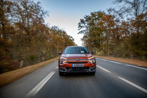Третото поколение на Citroen C4 вече е крос-хечбек, който се появи на пазара през миналата година. Необичайният външен вид е подчертан от X-образната главна оптика, която се появява и при други модели на френската марка. Трудно е да се определи, какво чувство изразява предната част на този автомобил, но явно нещо се е замислил.
