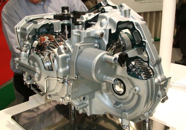 Този автоматик, създаден да работи с 2- до 3.5-литрови двигатели, се слави като надежден и доста просто устроен (добра новина, ако все пак се наложи ремонт). С редовна поддръжка трансмисията спокойно ще надживее някои от двигателите, с които е комбинирана. 
