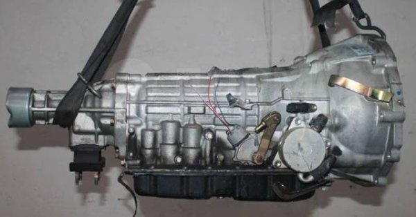 Този автоматик, роден да обслужва и да удържа огромната мощ на V8 двигателите, е почти неубиваем, стига да не икономисвате от поддръжката му. Смяната на масло и филтър трябва да става на всеки 70 до 90 хиляди километра. Важно е също да не допускате трансмисията да прегрява. 