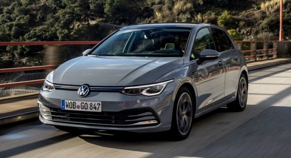 В сегмент С от дълги години водачът неизменно е Golf, който отчита 22 386 продажби през август и е най-популярният автомобил изобщо в ЕС. След него остават Skoda Octavia (15 122) и Mercedes A-class (12 872). 
Общо на компактния клас се падат 17% от пазара. 
