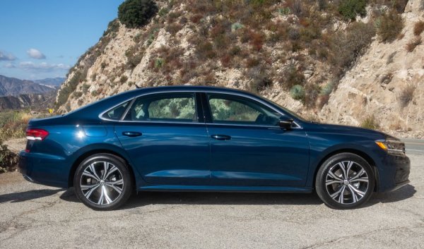 Сегментът Midsize, или D, е най-бързо свиващият се в последните години, като делът му вече е едва 6.3%. През август лидер тук е Passat с 8650 продажби, пред BMW Серия 3 (7696) и - изненада - Tesla Model 3 (6972). 
