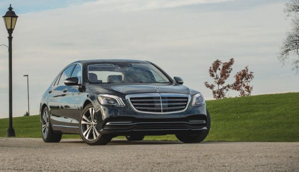 И тук лидерът изглежда предизвестен. Идния месец предстои дебютът на новото поколение, но и старата S-класа е успяла да пласира 753 бройки през август, повече от "седмицата" на BMW (472). В тройката обаче влиза още един модел на баварците - Серия 8 Гран купе (311). 
