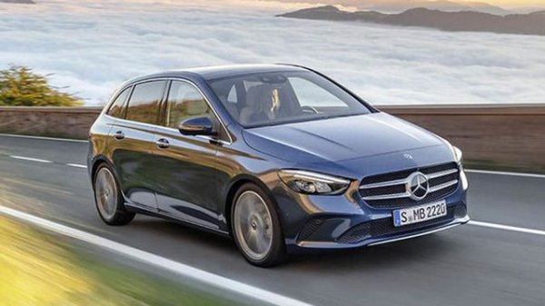 Сегментът на минивановете се е стопил до едва 3.6% от пазара. Лидер е В-класата с 3456 продажби, пред VW Touran - 3110, и BMW 2 Series Grand Tourer - 3088. 
