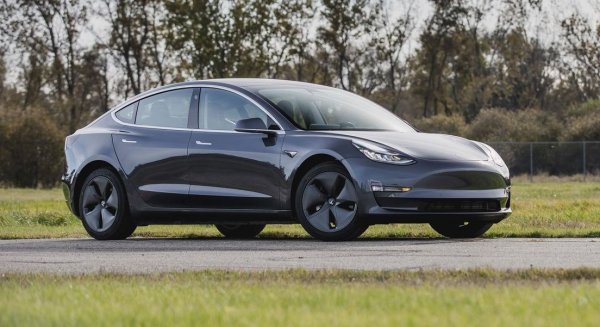 След няколко месеца убедително лидерство Renault Zoe отстъпи първото място като най-продаван електромобил - през август френската машина е купена 6136 пъти, докато Model 3 отчита 6922 сделки. Трети е Hyundai Kona с 4012. В десетката са още Kia Niro, VW e-Golf, Audi e-Tron, Peugeot e208, Nissan Leaf, MINI Cooper SE и BMW i3. 
