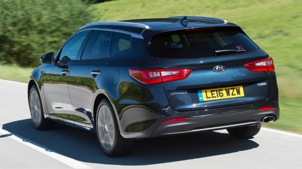 Практичността е особено силна област за Optima Sportswagon. На задната седалки има много място за двама пътници, но трети вероятно няма да е доволен при дълго пътуване. Това, с което Optima бие както Audi, така и BMW - е пространството в багажника. Предлага 552 литра, но ако ги сгънете, се разширява до фантастичните 1686 литра. Бъдещият татко с бебешка количка определено ще е доволен.