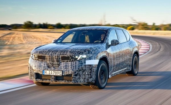 Първият електромобил на BMW на електрическата платформа Neue Klasse ще бъде SUV. Планиран да дебютира в Мюнхен в началото на септември, iX3 ще бъде качен на конвейера в завода в Дебрецен (Унгария) по-късно тази година. Очаква се да има пробег от близо 700 км, което е впечатляващо.