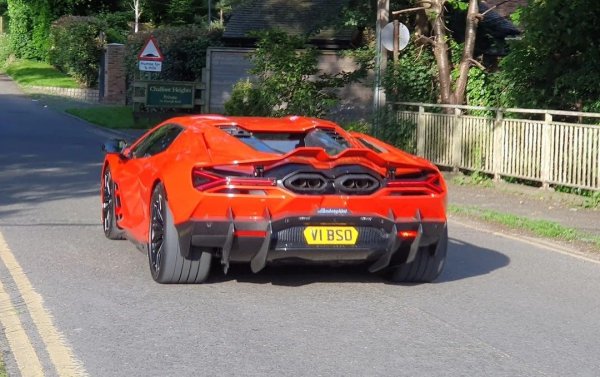 Lamborghini засега мълчи относно по-мощно Revuelto, но премиерата на версията SV няма как да е далеч. Производителят на суперколи потвърди премиерата на лимитиран модел в края на годината, като се очаква това да е именно топ-версията на Revuelto. Очаква се мощност над 100 000 к.с. и цена от над 600 000 евро.