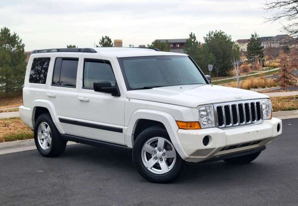 Пуснат на пазара през 2006 г., той се представлява като алтернатива на Land Rover Discovery и се предлага със седем места като част от стандартното оборудване. Третият ред е малко тесен, но Commander има други предимства като впечатляващо оборудване и офроуд умения. 

Всъдеходът се пледлата с много гладни за гориво 5,7-литров V8, така че 3,0-литровият V6 турбодизел има много повече смисъл и можете да се намери на изненадващо достъпна цена.