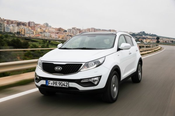 Kia превърна Sportage в много приятен автомобил при третото поколение, който пристигна през 2010 г. Острият външен вид беше съчетан с добре изработена, удобна и просторна кабина, свързана с прилично шофиране и богато стандартно оборудване, с което Sportage определено превъзхождаше своите конкуренти.

По-ранните бройки от това поколение се намират на цени от 5000 евро при пробег под 200 000 км. В случая получавате или икономичен 1,7-литров дизелов двигател, или избор от 1,6- и 2,0-литрови бензинови мотори, които отговаря на екологичните стандарти.