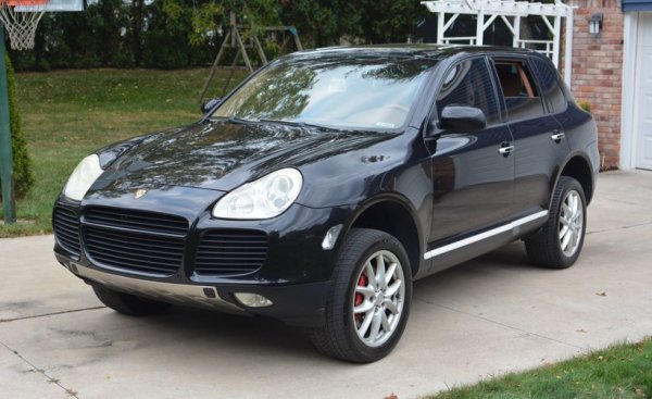 Стилът на първия Porsche Cayenne предизвика много спорове, когато колата се появи през 2003 г.  В момета обаче оригиналният SUV на Porsche изглежда като добра сделка, тъй като това е една модерна класика . Цените започват от 6000  евро Cayenne с под 200 000 км пробег, оборудван с двигател 3.2 V6 или 4.5 V8. Версията Turbo обаче е доста по-скъпа &ndash; поне 15 000 евро за автомобил в добро състояние. Ако искате дизел, ще трябва да търсите второто поколение, което се появи през 2014 г, като там цените са солени &ndash; поне 30 000 евро.
