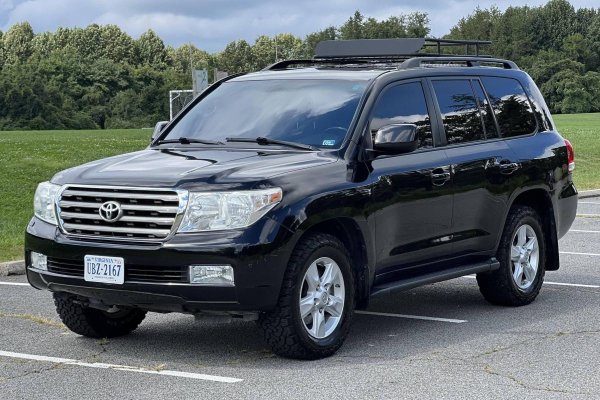Land Cruiser на Toyota е SUV, който просто ще продължи да работи, без да се налага нищо повече от рутинно обслужване. В резултат на това можете да намерите перфектно използваеми екземпляри от 6000 евро, за които получавате 15-годиша кола с над 220 000 км пробег.

Потърсете нещо по-ново с по-малко мили и ще похарчите близо 25 000 евро за модел от 2012 г. с изминати поне 150 000 км. Land Cruiser, който отговаря на емисиите Euro 6, ще бъде произведени от 2016 г. натакът, като това означава и доста сериозна инвестиция &ndash; поне 35 000 евро.