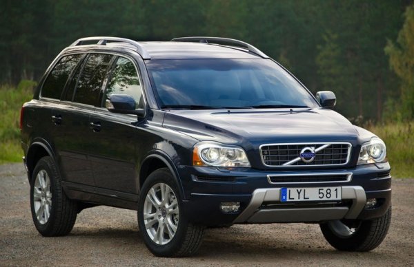 Оригиналното XC90 до голяма степен остана непроменено от появата си през 2002 г. до 2015 г. Почти всички предложения имат петцилиндров турбодизелов двигател, който е добър &bdquo;работен кон&rdquo;, но не е най-рафинираният мотор. Ранните екземпляри с огромен пробег се намират на цените от 2500 евро, но ако търсите добре поддържан автомобил от 2010 г.  с пълна история и по-малко от 150 000 км пробет, ще трябва да платите поне 2-3 пъти повече.

Ако искате авточобилът да отговаря на изискванията за вредни емисии, ще трябва да намерите или 3,2-литровия шестцилиндров модел, или рядката, но привлекателна версия 4.4 V8. При тях обаче разходът на гориво е доста сериозен, въпреки че V8 предлага мпечатляваща производителност.