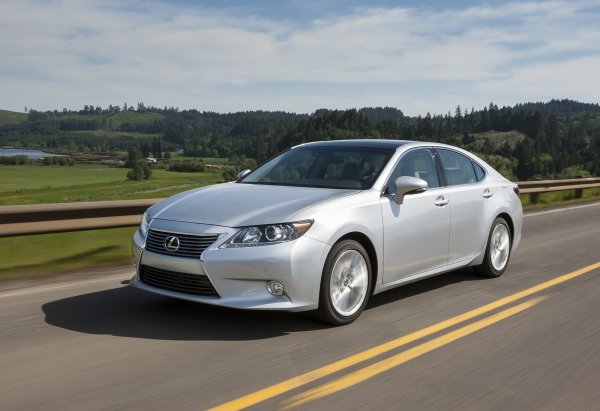 Този модел е базиран на Toyota Camry и получава най-високата оценка за надеждност за компактни премиум автомобили от агенцията J.D. Power всяка година от 2012 до 2019 г. Lexus ES заслужава похвали за всичко, което купувачите на автомобили ценят - качество, надеждност, изживяване при шофиране и висока остатъчно цена при препродажба.
