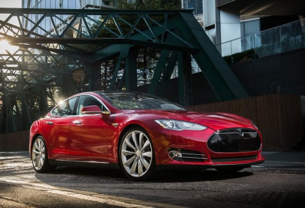 Големият луксозен електрически седан обещава изминаване на близо 500 км с едно зареждане, като той се появи малко по-късно - през 2012 г. Именно с Model S започна и походът на Tesla към върха при електрическите превозни средства, като седанът се оказа изключително надежден. И не е изненада, че в момента екземпляри на 10 и повече години се продават за по 50 000 долара.
