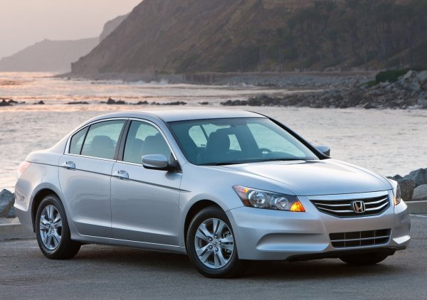 Спокойно мястото на Accord може да бъде заето от Honda Civic или Fit от 2010 г., но все пак седанът изпрерва двата компактни модела по среден пробег. Може и да не е най-мощното превозно средство на пътя, но Accord се представя много добре като освен висока надеждност предлага и отличен комфорт
