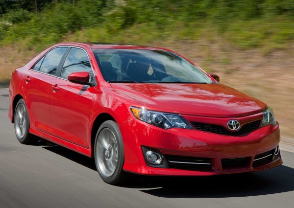Camry е най-продаваният седан в САЩ почти всяка година от 1997 г. насам, което е докадателство за неговите качество. И това не се дължи само на поведението му на пътя, но и на високата му надеждност. Определян често като &bdquo;работен кон&ldquo;, седанът на Toyota безпроблемно изкарва 400 000 км пробег.
