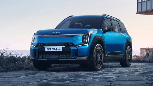 Флагманският електрически автомобил на Kia е голям семеен кросоувър. Има просторен салон и дори с три реда седалки пак разполага с 333-литров багажник. Оптималният избор е версията GT Line с 380 конски сили и задвижване на четирите колела - може да ускори до сто за 5,3 секунди, а пробегът надхвърля 500 км.
