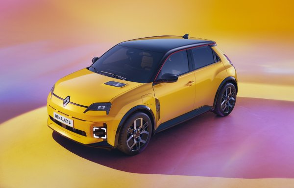 Renault 5 се завърна на пазара под формата на електромобил. Със своя накъсан дизайн хечбекът напомня оригиналния модел от 80-те. Компактният модел маневрира не лошо и е добре адаптиран към града, а в топ версията е подготвена за извънградски пътувания с пробег от 400 км. Освен това има голям 400-литров багажник.
