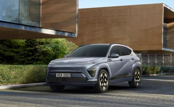Новото поколение на електромобила Hyundai Kona стана по-просторен отвътре и получи два 12,3-инчови дисплея на предния панел. С по-голяма батерия пробегът надхвърля 500 км, а зареждането става по-бързо. Кросоувърът е добре оборудван.