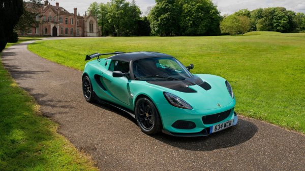 Дори и в началото на производството си Elise тежеше едва 725 кг, а от Lotus показаха на света че могат да подобрят рецептата за перфектен роудстър. Олекотяване, средноразположен двигател и механични скорости: какво повече му трябва на човек?

Производството на модела ще приключи по-късно тази година и за да го отпразнуват британците пискат специалната серия Elise Sport 240 Final Edition. Макар и натъпкана с модерните системи за безопасност и ефективност тя също не е особено тежка - едва 930 килограма .