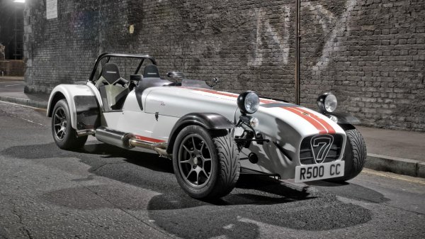 Seven е създаден от Колин Чапмън и през 1957 година се появява под марката Lotus. След като компанията приключва с производството в началото на 70-те години, Caterham купуват правата за модела и продължават да го произвеждат почти до наши дни, при това - в различни варианти. Машината е с тегло от едва половин тон, но дава тонове забава...