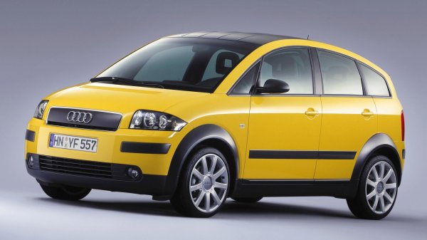 Хечбекът от края на 90-те и началото на нашия век не е най-лекият възможен тук, но във времето, в което Golf 4 GTI идва с тегло от 1200 кг, 900-те на мъника А2 са си впечатляващи.

Рецептата: алуминиева конструкция, подобна на тръбна рама, която освен доста лек прави моделът и доста скъп. Но благодарение на аеродинамичната си форма е и доста икономичен...