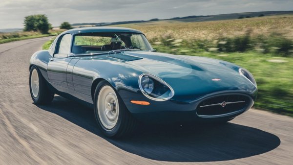 Моделът на Eagle отдава почит на също така олекотения състезателен Jaguar Lightweight E-Type от 60-те години. Разликата, освен в доста възхитителния интериор на GT, е че съвременната интерпретация използва материали като магнезий, карбон и титан, за да постигне теглото си от 1017 кг.