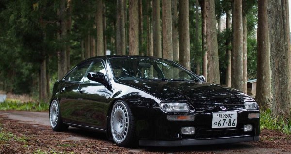 През 1993 г. на японския пазар (JDM) дебютира моделът Lantis, познат в Европа под името 323F. Докато стандартните версии разчитат на по-обикновени мотори, модификацията Type R е истинско бижу. Тя се задвижва от 2.0-литров V6 агрегат, чиято мощност е форсирана до 168 конски сили.
